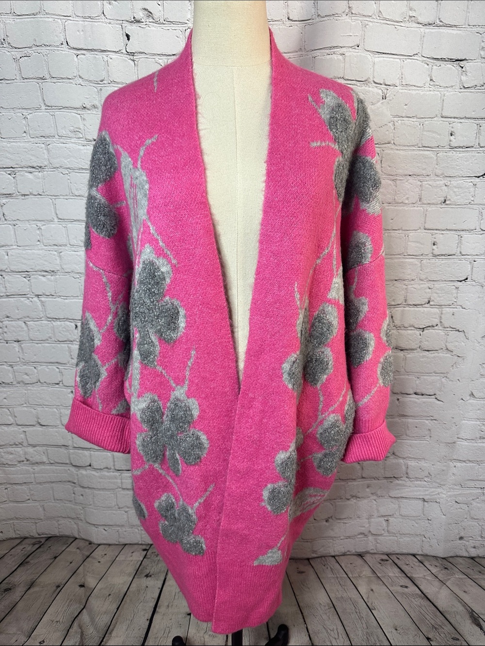 SAACHI Hot Pink Open-Front Cardigan with Gray Floral Pattern
